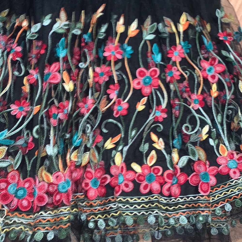 San Francisco | Beautiful Embroidered Floral Skirt - Picture 6 of 15